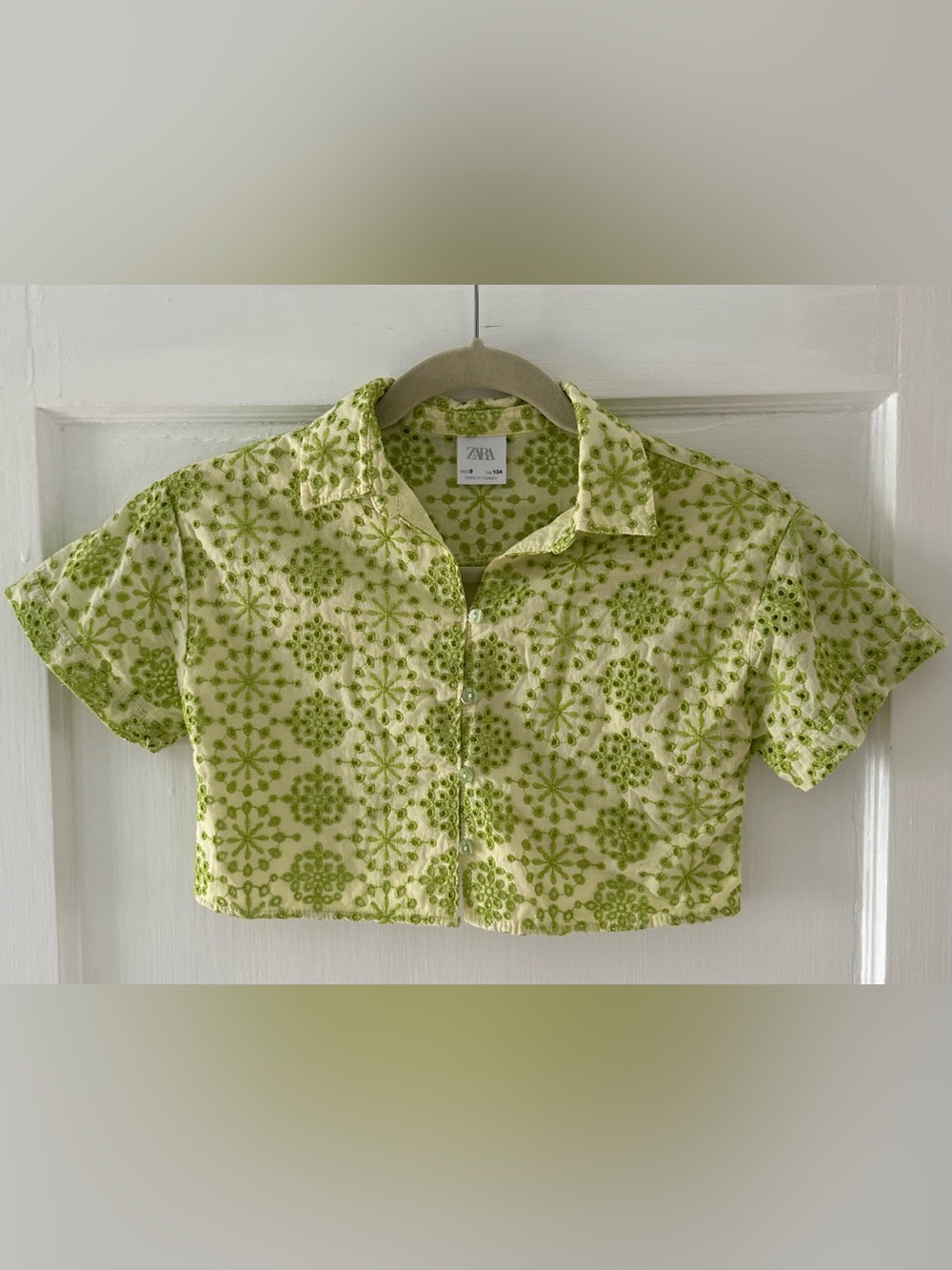 Zara Girls Cropped Button-Up Shirt in Light Green Floral